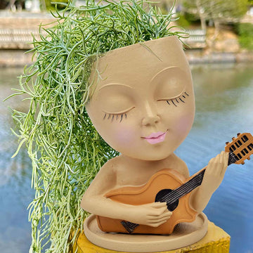 Bella signora suona la chitarra vasi di fiori