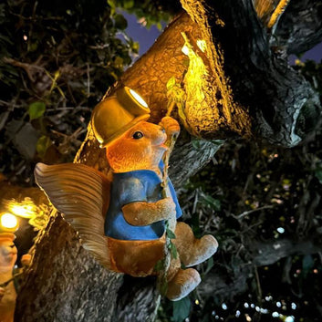 Figurina di scoiattolo rampicante illuminata a energia solare per la decorazione del giardino esterno