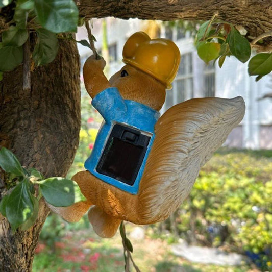 Figurina di scoiattolo rampicante illuminata a energia solare per la decorazione del giardino esterno